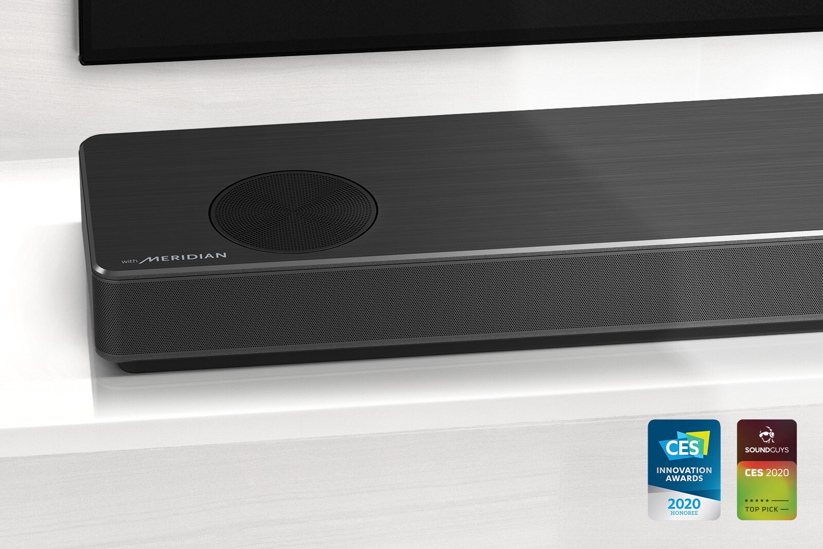 L?hikuva LG-soundbar-kaiuttimen vasemmasta reunasta, jonka vasemmassa alakulmassa n?kyy Meridian-logo. Television vasen alareuna on my?s n?kyviss?. 
