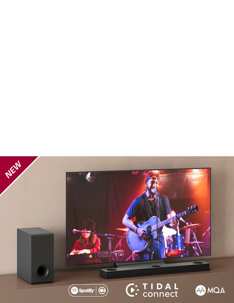 LG TV on asetettu ruskealle hyllylle, ja LG Sound Bar S75QR on asetettu TV:n eteen. Subwoofer on asetettu TV:n vasemmalle puolelle. Televisiossa n?kyy konserttin?kym?. UUSI-merkki n?kyy vasemmassa yl?kulmassa.