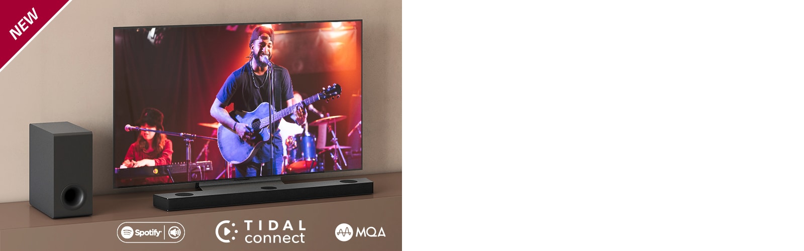 LG TV on asetettu ruskealle hyllylle, ja LG Sound Bar S95QR on asetettu TV:n eteen. Subwoofer on asetettu TV:n vasemmalle puolelle. Televisiossa n?kyy konserttin?kym?. UUSI-merkki n?kyy vasemmassa yl?kulmassa.