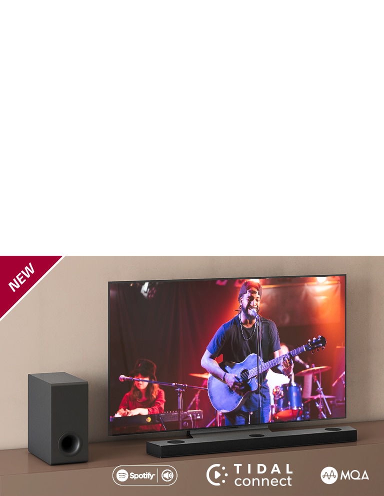 LG TV on asetettu ruskealle hyllylle, ja LG Sound Bar S95QR on asetettu TV:n eteen. Subwoofer on asetettu TV:n vasemmalle puolelle. Televisiossa n?kyy konserttin?kym?. UUSI-merkki n?kyy vasemmassa yl?kulmassa.