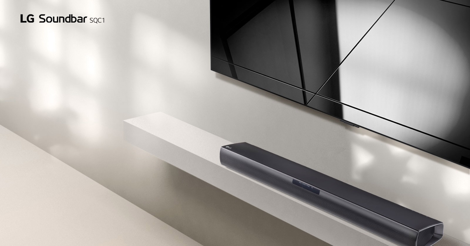 LG Sound Bar SQC1 ja LG:n televisio on sijoitettu yhdess? olohuoneeseen. Televisio on p??ll?, ja siin? n?kyy grafiikkakuva.