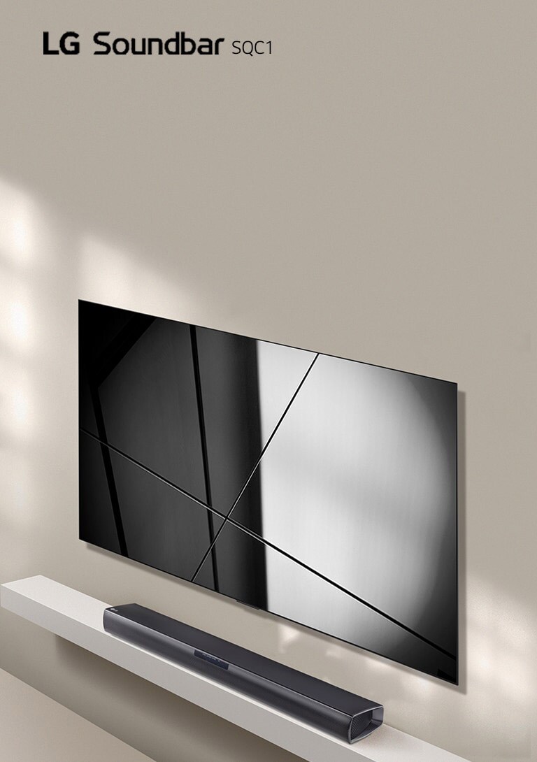 LG Sound Bar SQC1 ja LG:n televisio on sijoitettu yhdess? olohuoneeseen. Televisio on p??ll?, ja siin? n?kyy grafiikkakuva.