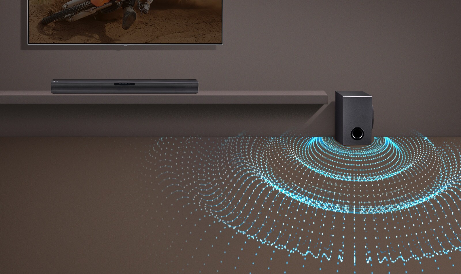 LG:n televisio on olohuoneen sein?ll?. LG Sound Bar SQC1 on sijoitettuna television alle. Oikealla puolella on langaton subwoofer. Subwooferin alapuolella ??nigrafiikka tulee ulosp?in, mik? osoittaa, ett? bassotoisto on voimakas.
