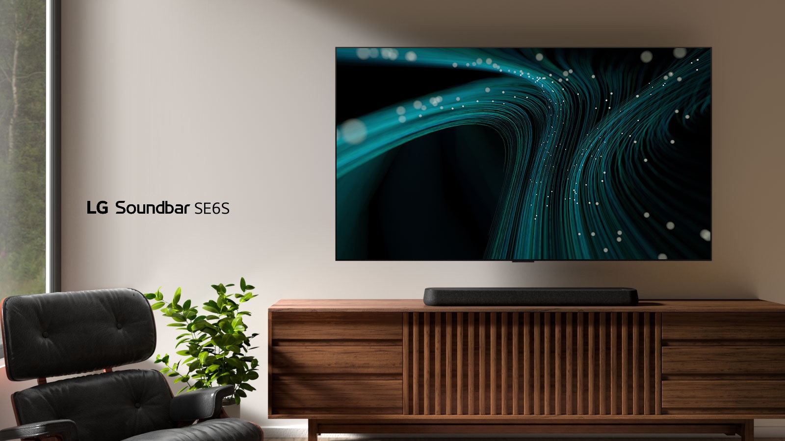 LG Sound Bar SE6S on puisen kaapin p??ll?. Sen yl?puolella on pistevaloja ja sein?telineess? oleva televisio, josta l?htee sinisi? ??niaallon kuvia. Vasemmalla puolella n?kyy osittainen ikkunan, ja viherkasvin eteen on sijoitettu musta, nahkainen nojatuoli.