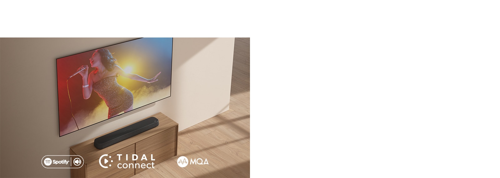 LG TV on ripustettu sein?lle. Ruudulla n?kyy nainen minihameessa, joka laulaa oikeassa k?dess? olevaan mikrofoniin punaisten, keltaisten ja sinisten valojen alla. ??nipalkki on alapuolella.
