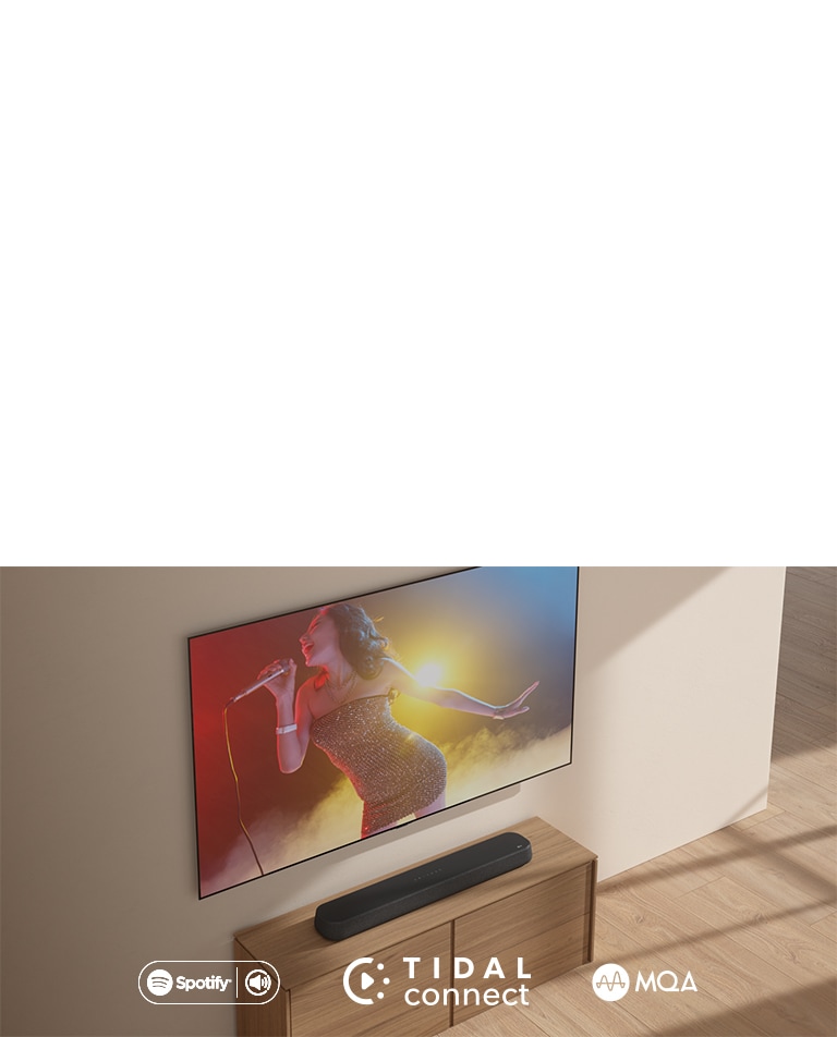 LG TV on ripustettu sein?lle. Ruudulla n?kyy nainen minihameessa, joka laulaa oikeassa k?dess? olevaan mikrofoniin punaisten, keltaisten ja sinisten valojen alla. ??nipalkki on alapuolella.