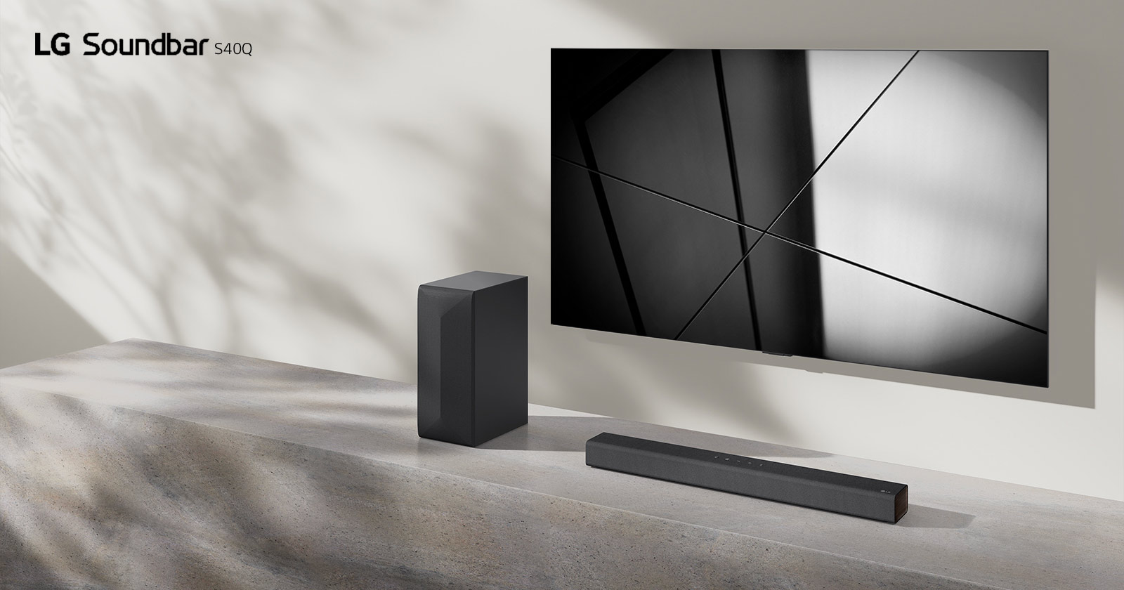 LG sound bar S40Q ja LG TV on sijoitettu olohuoneeseen yhdess?. Televisio on p??ll? ja n?ytt?? geometrisen kuvan.