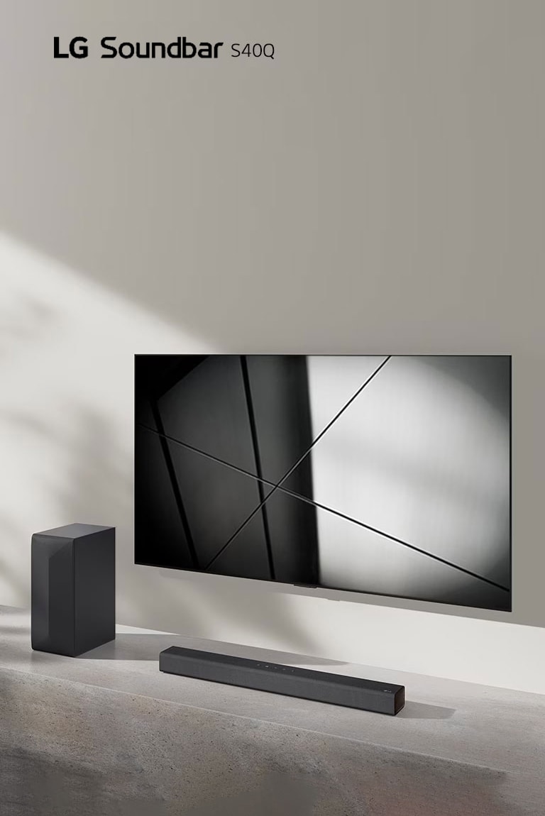 LG sound bar S40Q ja LG TV on sijoitettu olohuoneeseen yhdess?. Televisio on p??ll? ja n?ytt?? geometrisen kuvan.