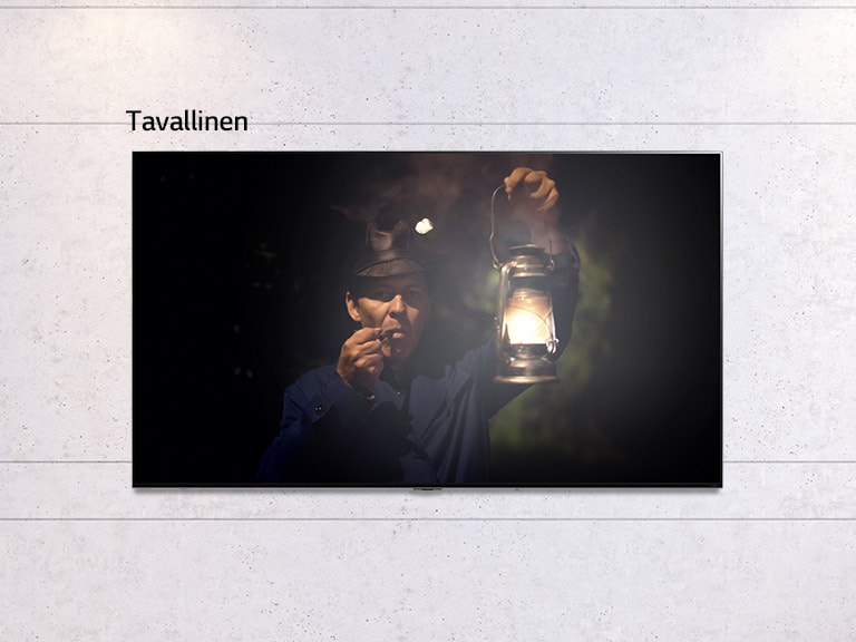 Vieritett?v? kuva sein?lle asennetusta televisiosta, jossa n?kyy h?m?r? kohtaus miehest? pitelem?ss? lyhty?. Kohtaus vuorottelee normaalikokoisen television ja suuren LG QNED Mini LED -TV:n v?lill?.