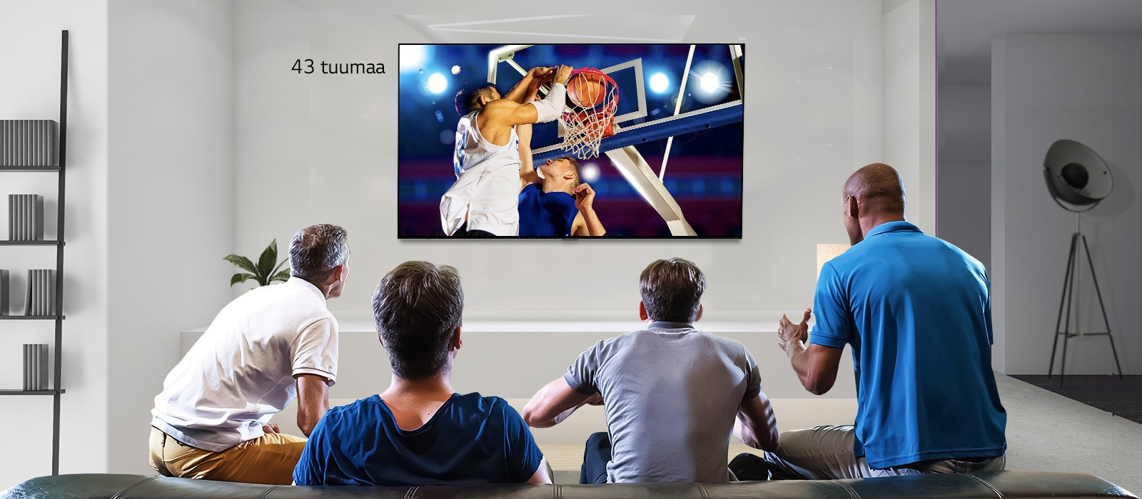 Kuva takaap?in nelj?st? miehest?, jotka katsovat koripalloa sein?lle asennetusta televisiosta. Vieritett?ess? vasemmalle n?kyy ero 43-tuumaisen ja 86-tuumaisen kuvaruudun v?lill?.