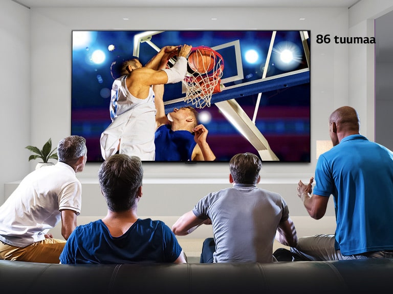 Kuva takaap?in nelj?st? miehest?, jotka katsovat koripalloa sein?lle asennetusta televisiosta. Vieritett?ess? vasemmalle n?kyy ero 43-tuumaisen ja 86-tuumaisen kuvaruudun v?lill?.