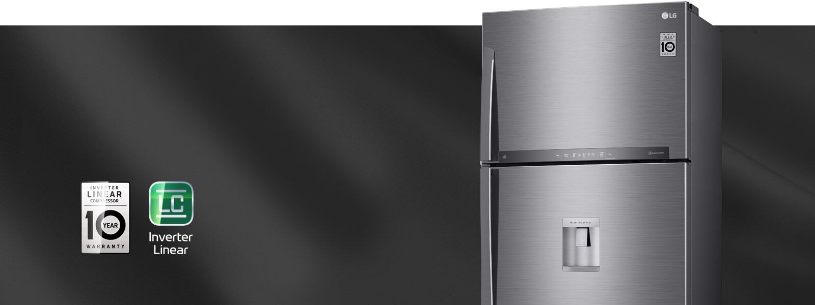Musta j??kaappi on hieman vinossa ovet suljettuna vasten mustaa taustaa. Inverter Linear Compressor 10 vuoden takuu -logo ja Inverter Linear -logo kiilt?v?t valon osuessa niihin.