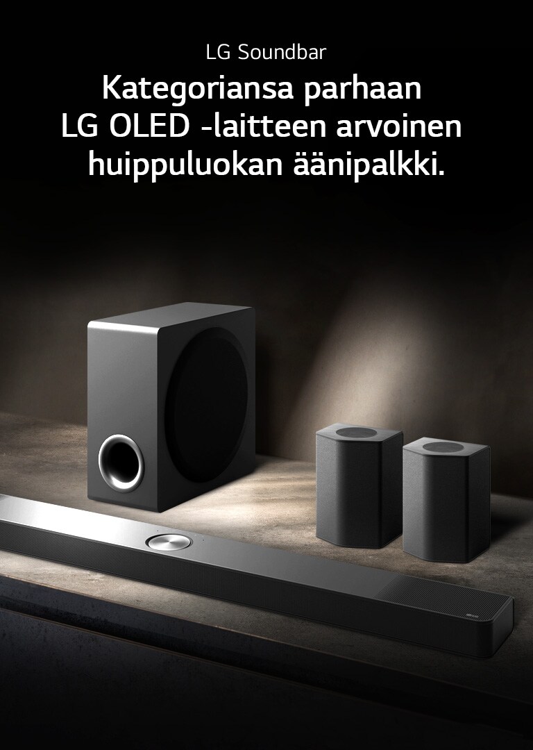 LG Soundbar, takakaiuttimet ja subwoofer on asetettu kulmasta n?kyv??n ruskeaan puuhyllyyn mustassa huoneessa, jonka ainoa valaistus kohdistuu ??nij?rjestelm??n.