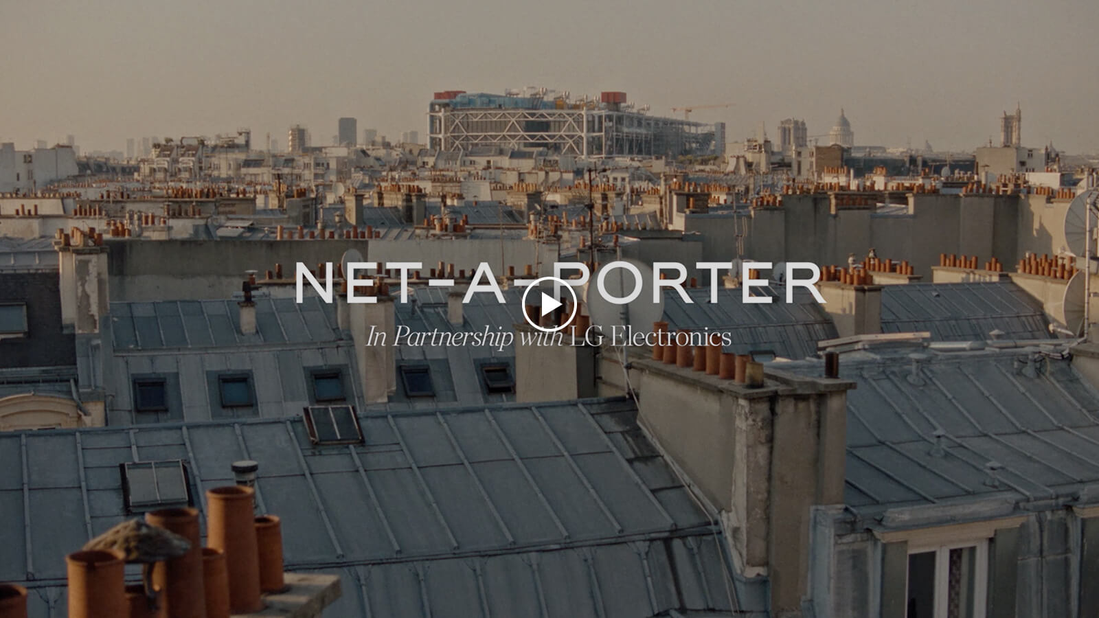 Videon otsikko 'NET-A-PORTER yhteisty?ss? LG Electronicsin kanssa' kirjoitetaan Euroopan taustalla.