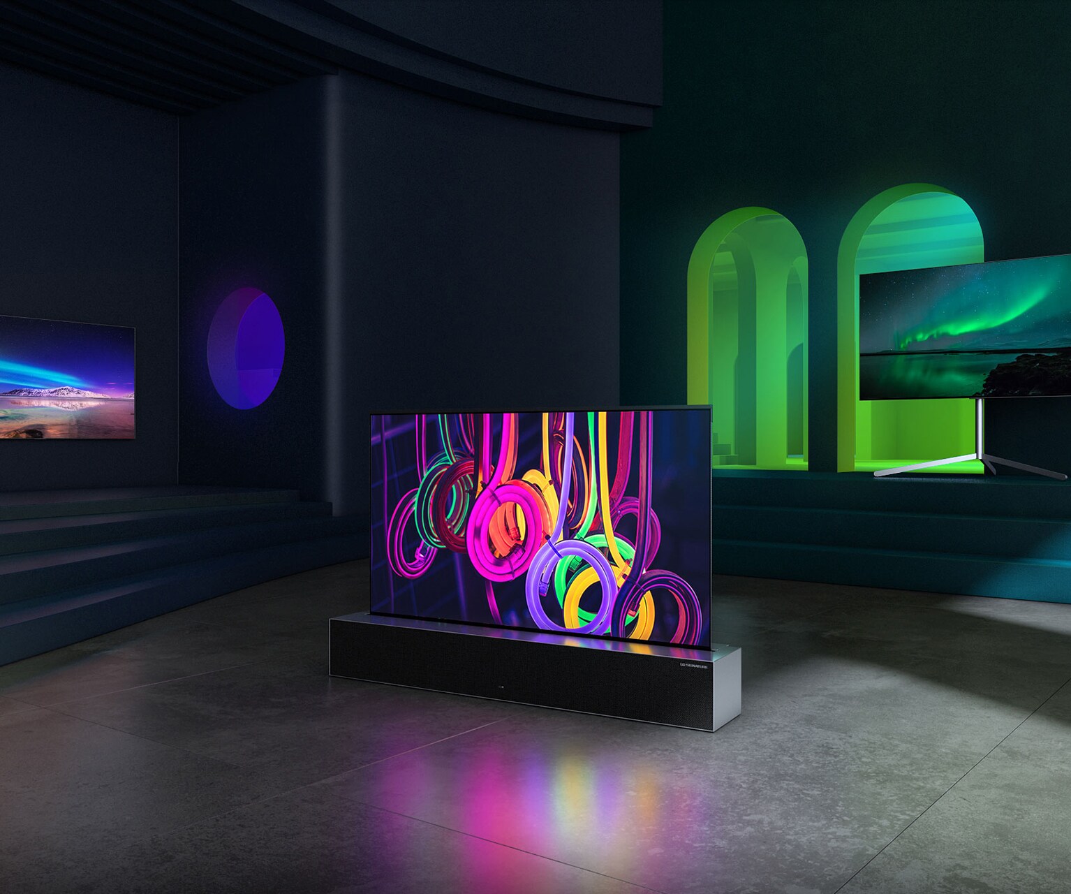 Pime?ss? huoneessa, johon tulee kirkasta v?rik?st? valoa ikkunoista ja ovista, on kolme LG OLED -televisiota: yksi sein??n kiinnitetty, yksi rullattava ja yksi, jossa on Gallery Stand -jalusta.