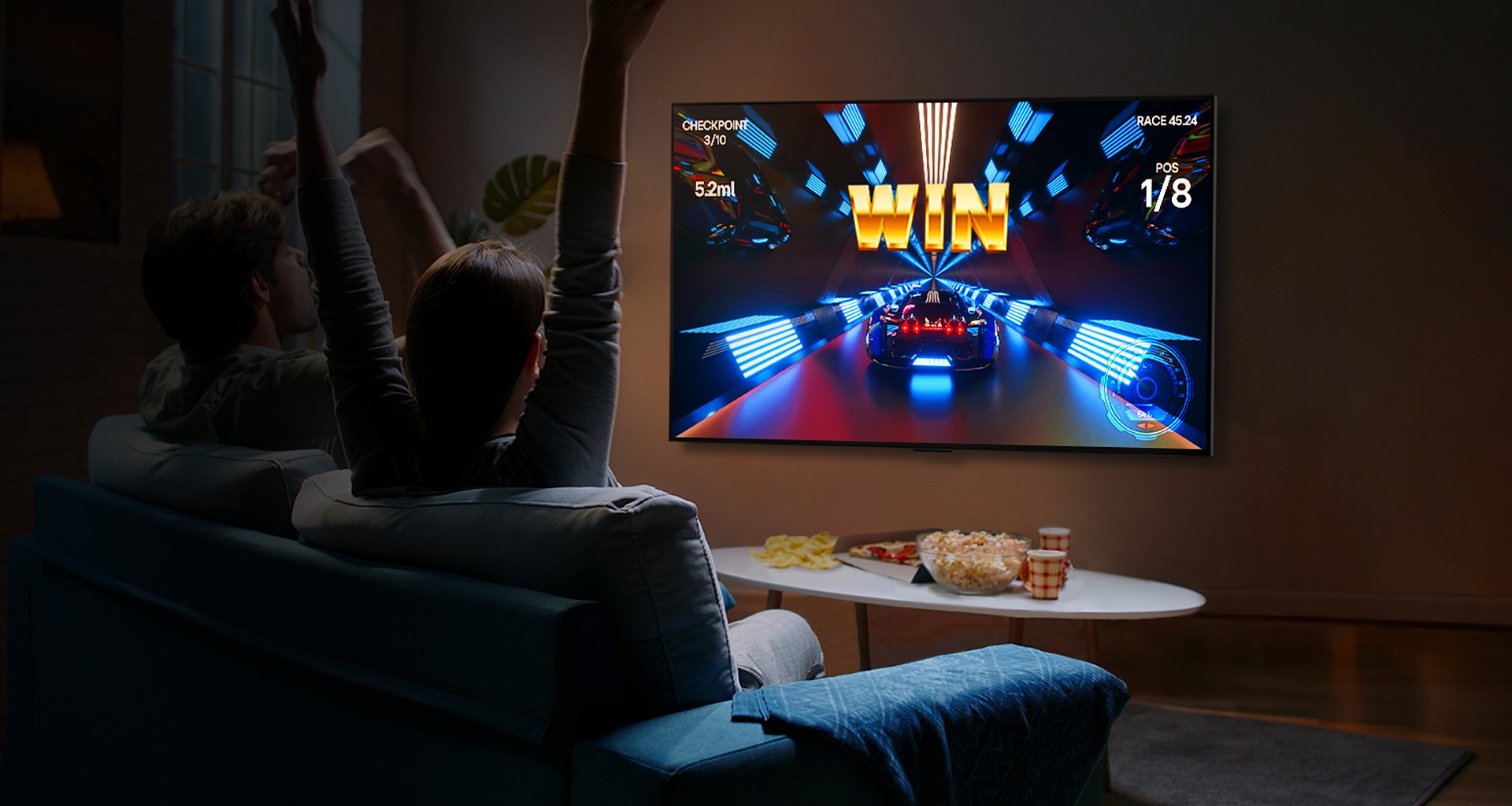 Ihmiset pelaavat peli? ohjaimella LG OLED -televisiossa