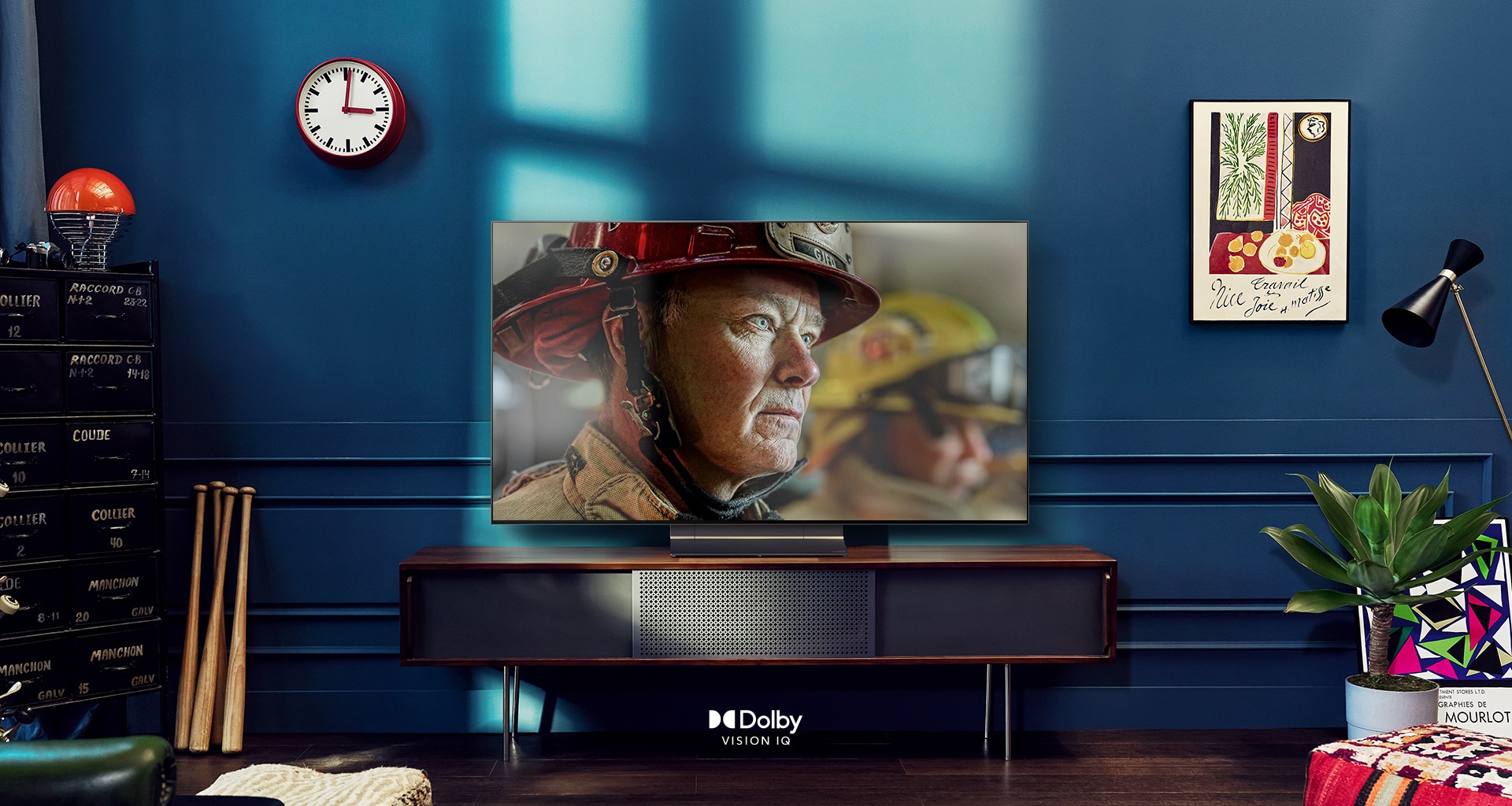 Sein??n kiinnitetty LG OLED -televisio on valkoisessa ja kirkkaassa huoneessa, jossa on luonnollisia koristeita. Kun n?ytt? liikkuu, n?kym? vaihtuu p?iv?st? y?ksi. with Dolby Vision IQ -logo