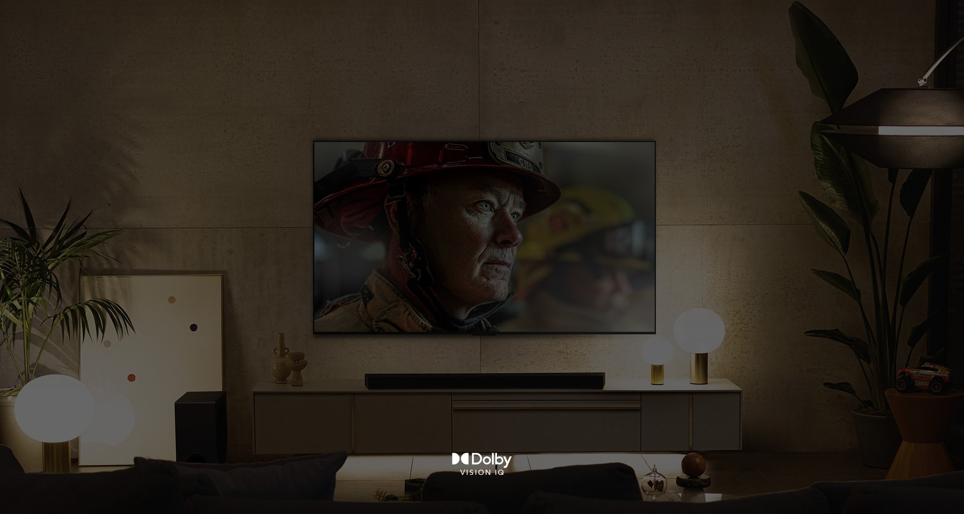 Sein??n kiinnitetty LG OLED -televisio on valkoisessa ja kirkkaassa huoneessa, jossa on luonnollisia koristeita. Kun n?ytt? liikkuu, n?kym? vaihtuu p?iv?st? y?ksi. with Dolby Vision IQ -logo