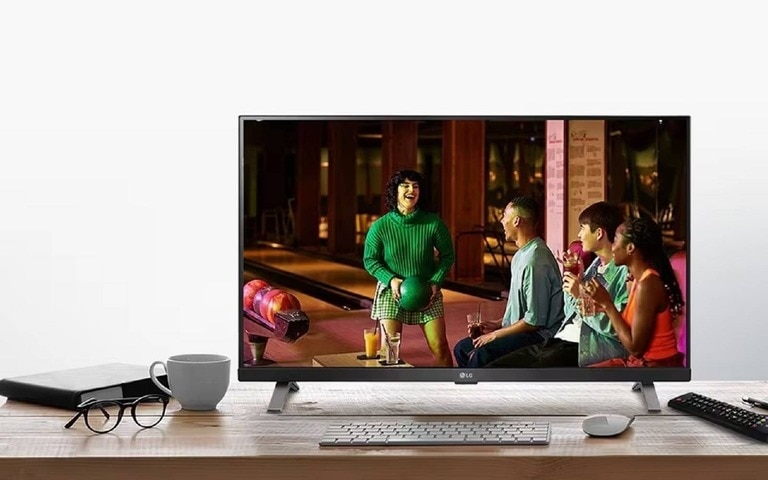 Un écran PC pas cher de LG affichant une scène de rassemblement social, mettant en valeur des couleurs éclatantes et des images claires, idéal pour le divertissement à domicile.