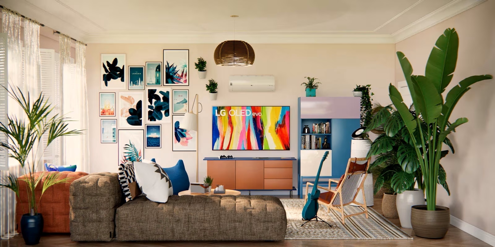 Un petit salon moderne avec une décoration vibrante, comprenant un téléviseur OLED LG, un canapé d'angle confortable, diverses plantes et des ?uvres d'art élégantes sur les murs.