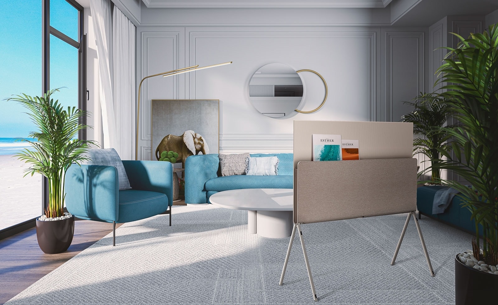 Un salon chic avec vue sur la plage, doté de meubles bleus, d'une lampe de sol moderne et de grandes fenêtres. L'espace est décoré avec des plantes et une décoration minimaliste.