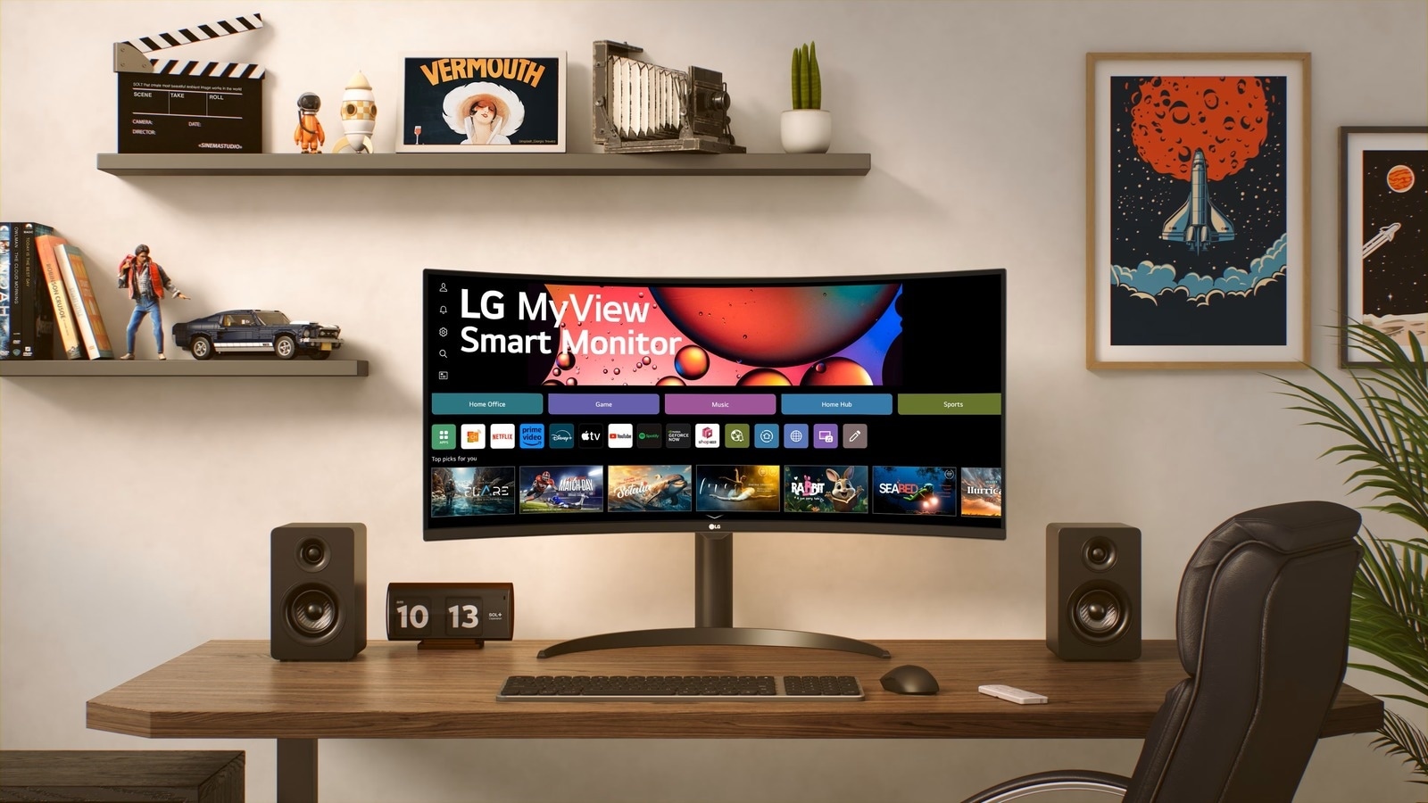 Smart Monitor LG sur un bureau moderne avec des enceintes et une horloge. L’arrière-plan comprend des étagères avec de la décoration et des tableaux, créant un espace de travail élégant.