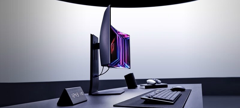 Écran incurvé LG sur un bureau avec un clavier et une souris, illustrant l'expérience immersive offerte par les écrans incurvés.