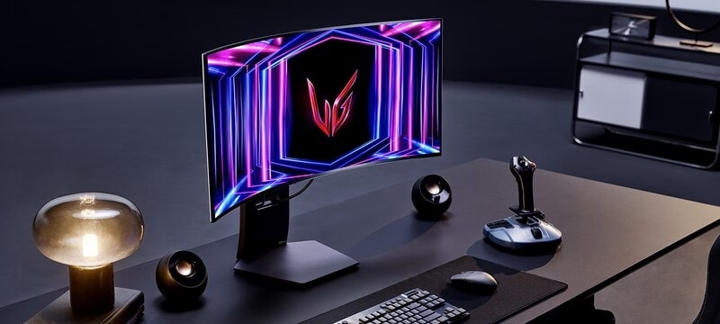 Écran incurvé LG sur un bureau moderne avec clavier, souris et joystick, montrant l'ergonomie et le design immersif des écrans incurvés.