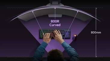 Vue de dessus d'un écran incurvé LG avec un utilisateur travaillant sur un clavier et une souris, illustrant la courbure de 800R et l'ergonomie améliorée pour une expérience visuelle immersive.