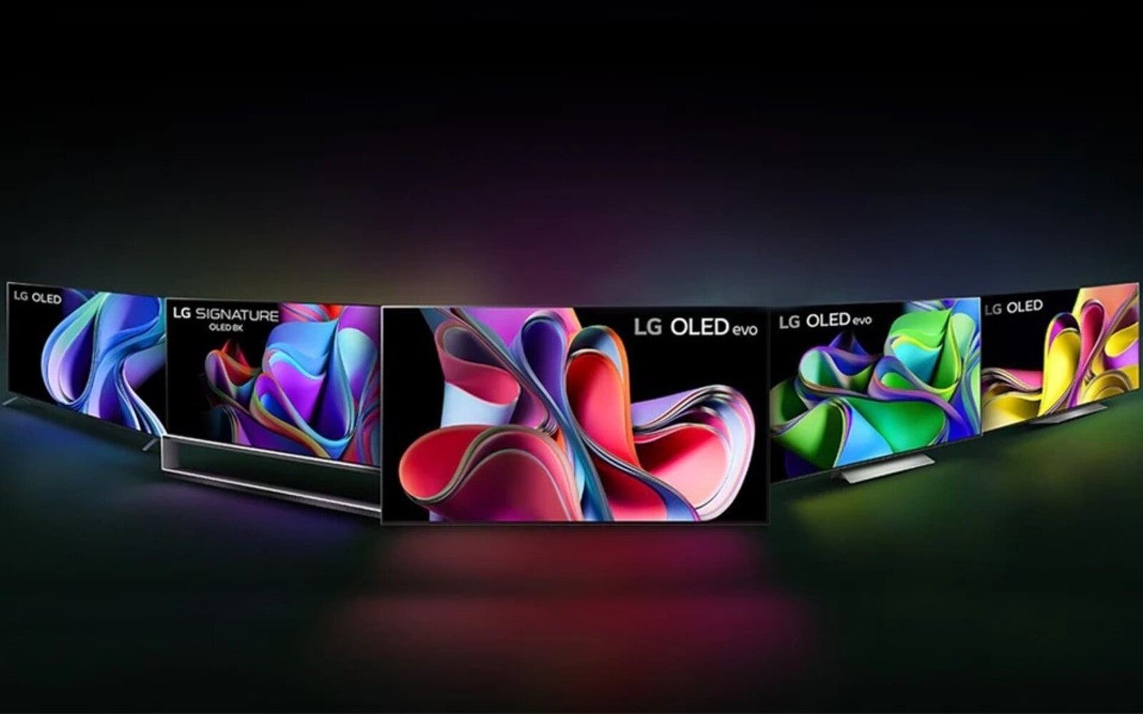 Cinq télévisions LG OLED affichant des images colorées et abstraites, alignées de manière courbée sur un fond noir. Les modèles incluent LG Signature OLED 8K et LG OLED evo.