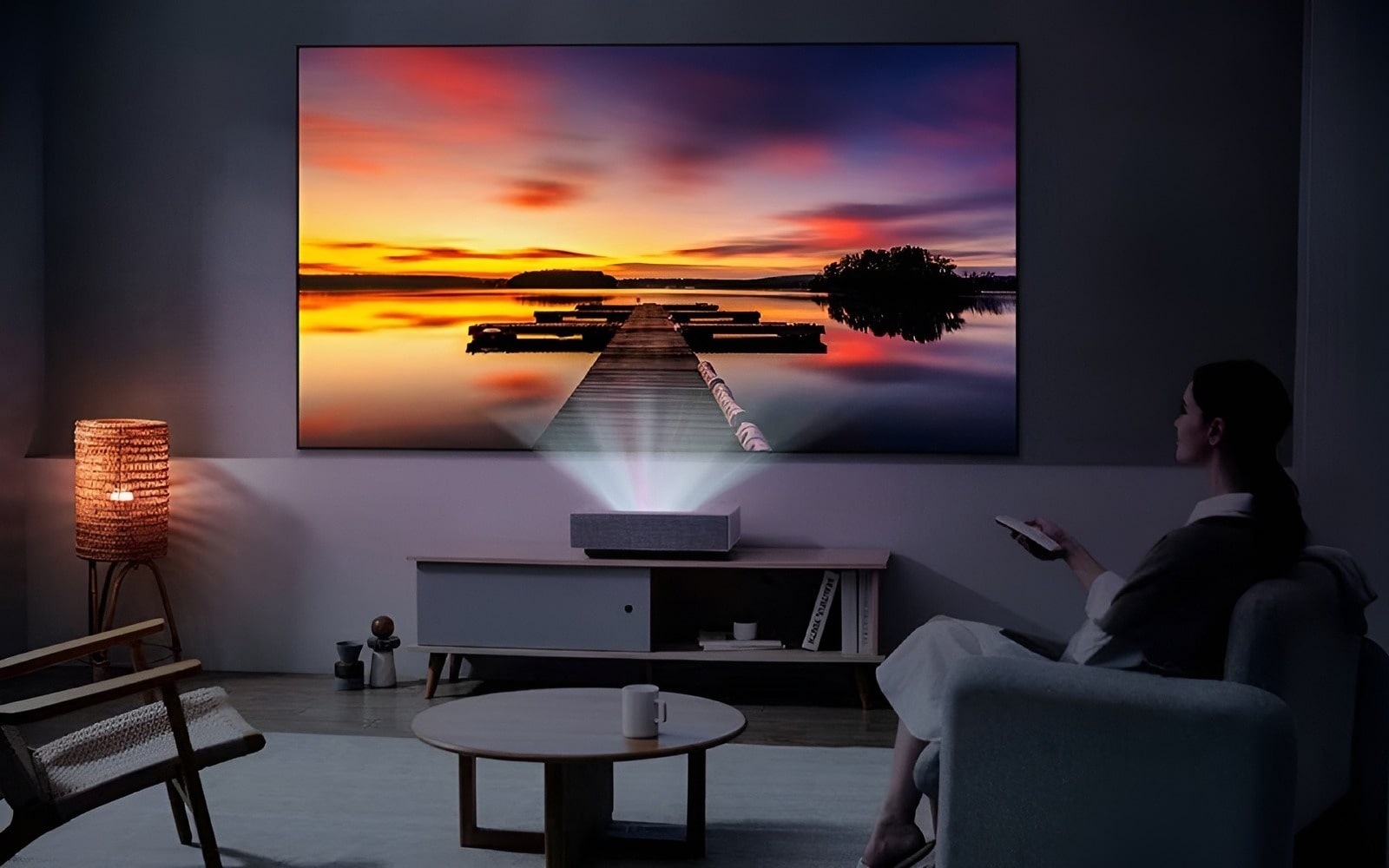 Une installation de home cinéma avec un projecteur LG offrant une scène de coucher de soleil époustouflante en 4K pour une expérience de visionnage immersive dans un salon.