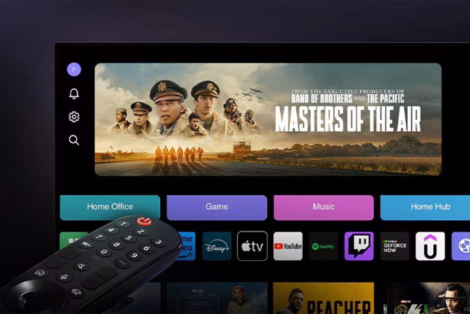 Écran de télévision LG affichant l'interface utilisateur webOS avec des applications comme Disney+, YouTube, et Netflix, et une télécommande LG Magic Remote en avant-plan. 