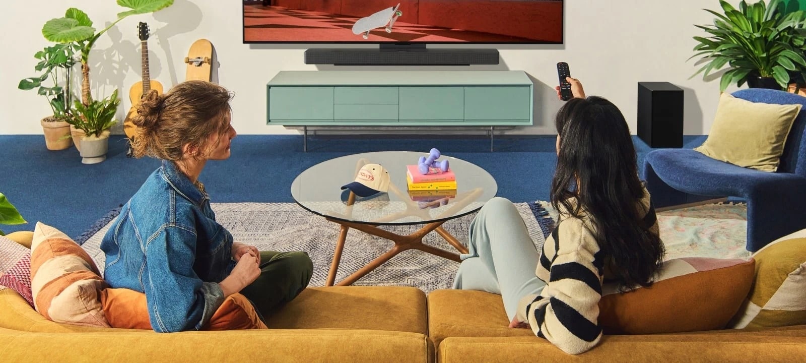 Une famille installée dans un salon moderne avec une Smart TV LG affichant des fonctionnalités connectées et des applications de streaming.