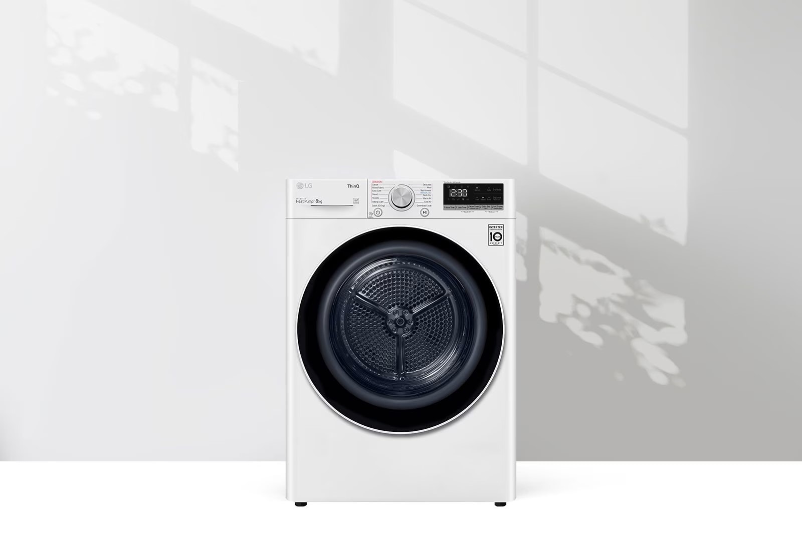 Un lave-linge LG à chargement frontal au design blanc élégant. Le lave-linge est doté d’une grande porte circulaire noire qui permet de voir clairement le tambour, d’un panneau de commande avec différents réglages et d’un écran numérique, mettant en valeur ses fonctions avancées et sa technologie moderne.