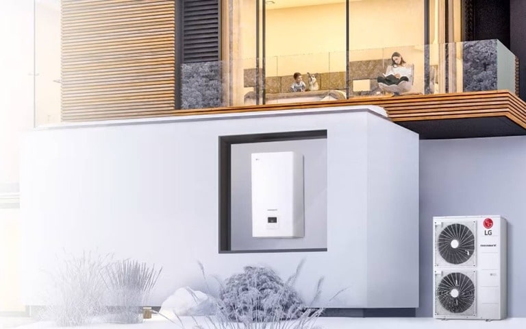 Une maison contemporaine avec un système de pompe à chaleur LG installé à l'extérieur, mettant en valeur un design épuré intégré harmonieusement à l'extérieur du bâtiment.