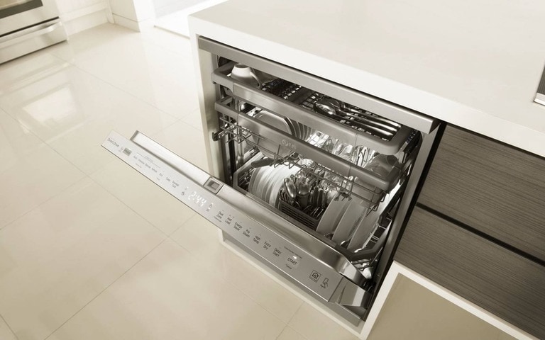 Lave-vaisselle encastrable élégant dans une cuisine contemporaine, parfaitement intégré aux armoires modernes pour un lavage de la vaisselle optimal.