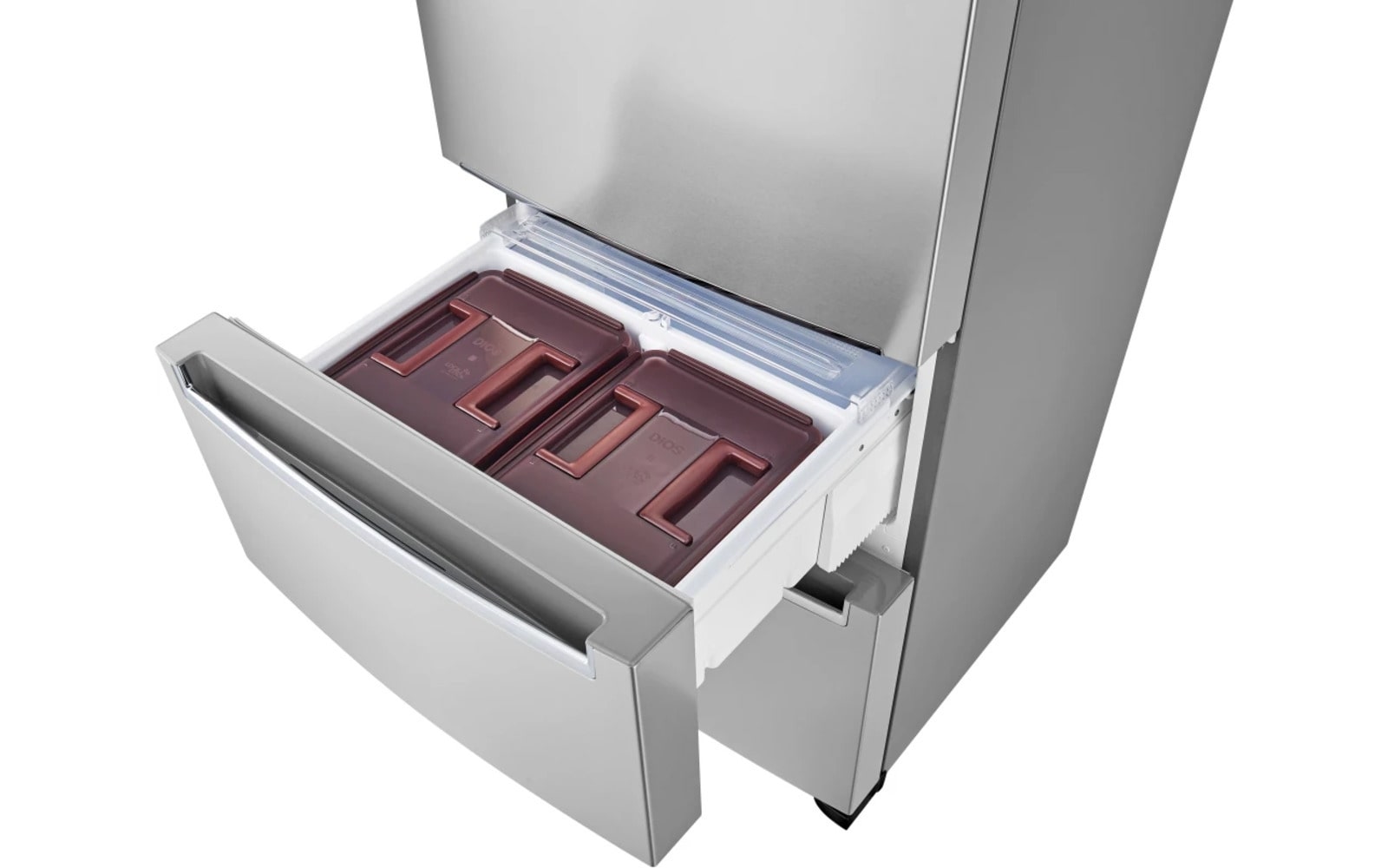 Vue d’un tiroir ouvert d’un réfrigérateur LG contenant deux récipients hermétiques de couleur marron, conçus pour conserver le kimchi ou d’autres aliments fermentés. Le réfrigérateur en acier inoxydable met en valeur le stockage organisé et ciblé dans un design élégant et moderne.