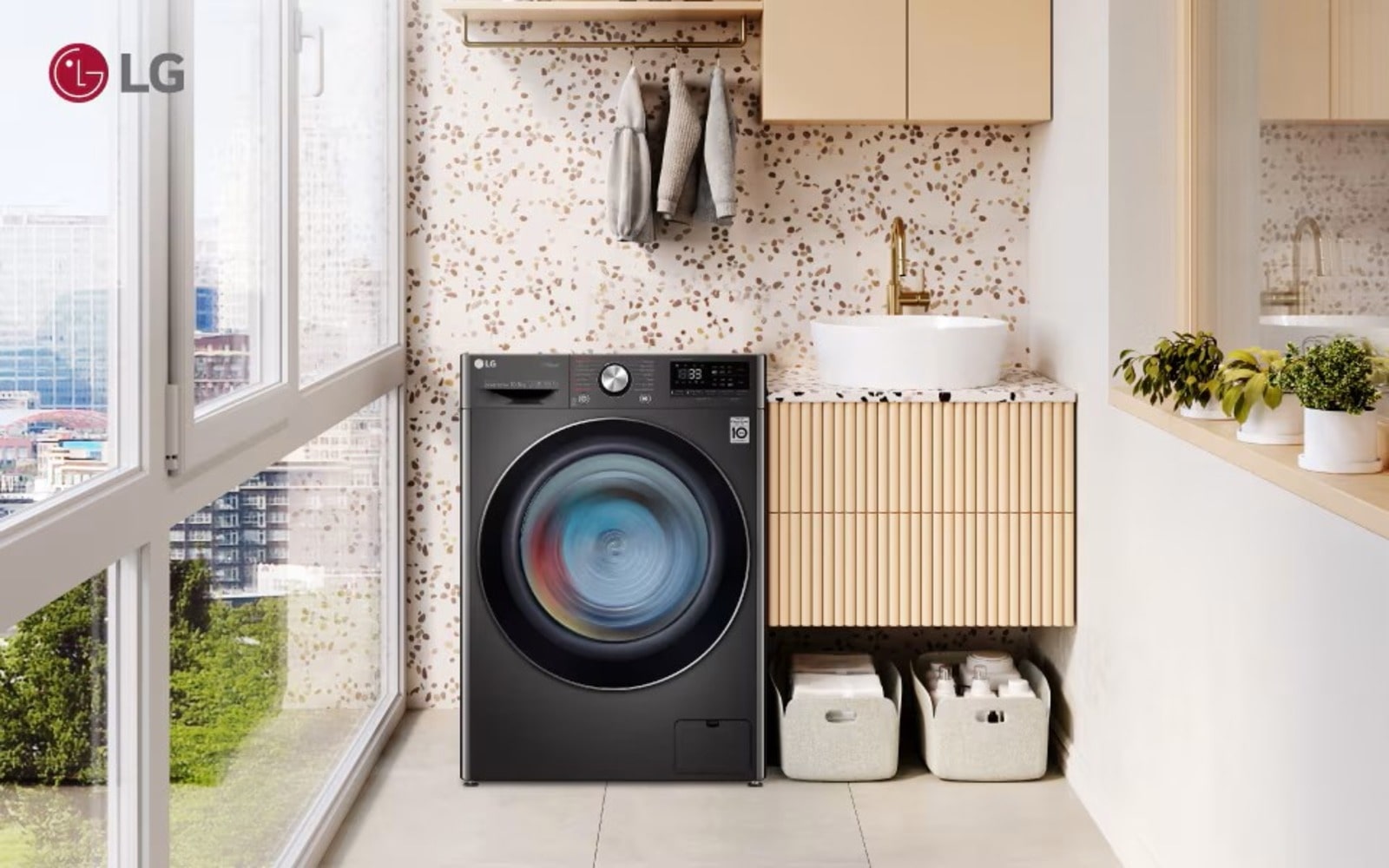 Un lave-linge à hublot LG dans un espace réduit, parfait pour les petites maisons, avec un tambour de grande capacité pour un lavage efficace.
