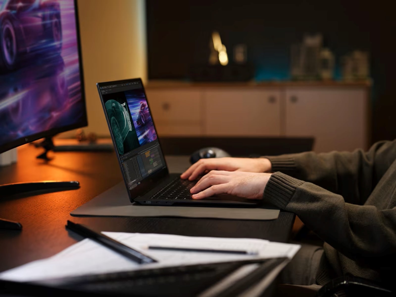 Ordinateur portable LG gram Pro alimenté par l’IA présentant un logiciel de montage vidéo à l’écran devant un grand moniteur.