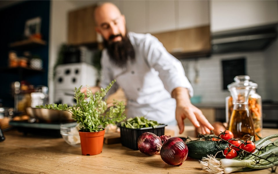 Homme qui cuisine