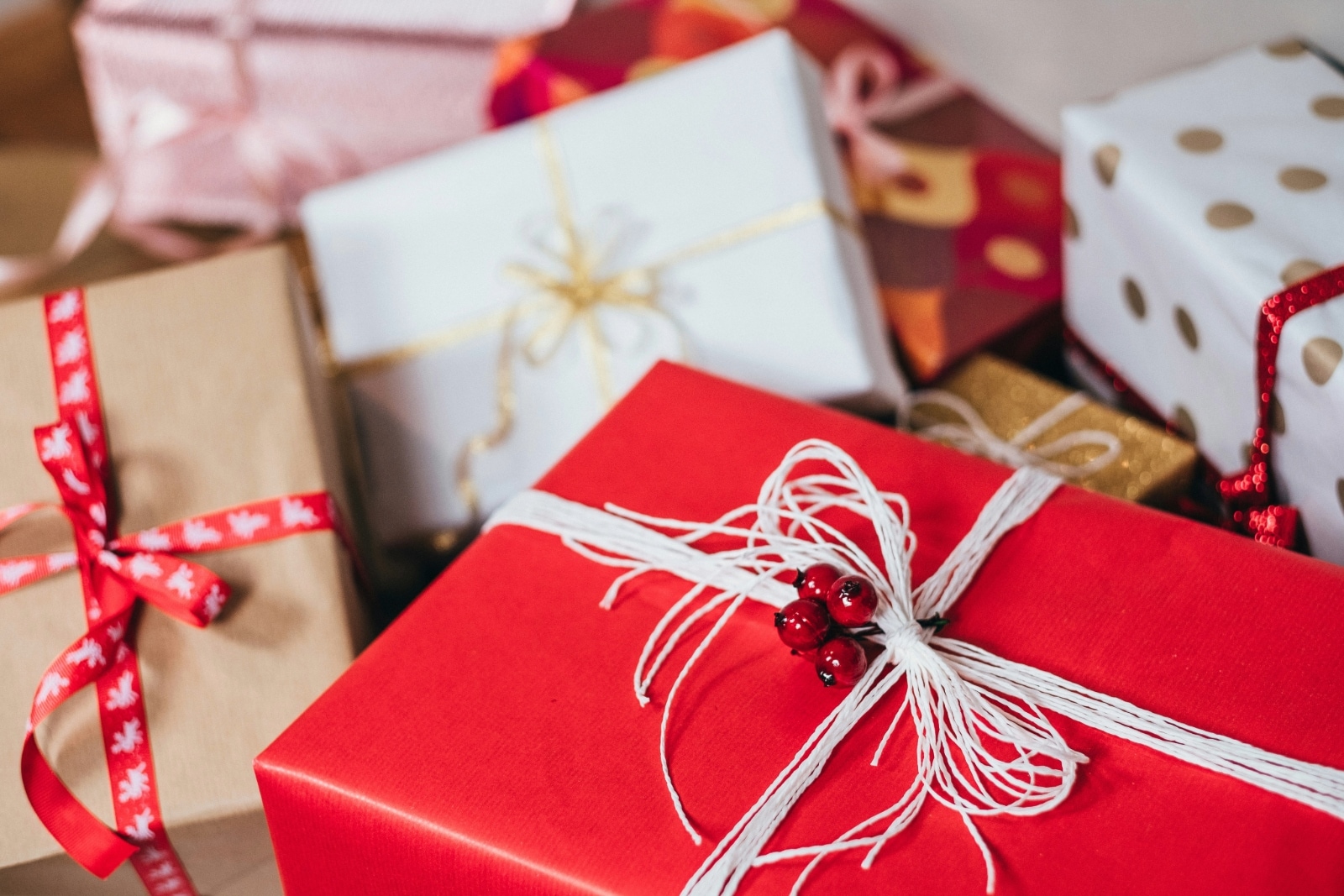 Une collection de cadeaux élégamment emballés, capturant l'essence du cadeau technologique de luxe et la sophistication des gadgets haut de gamme pour l'homme exigeant.