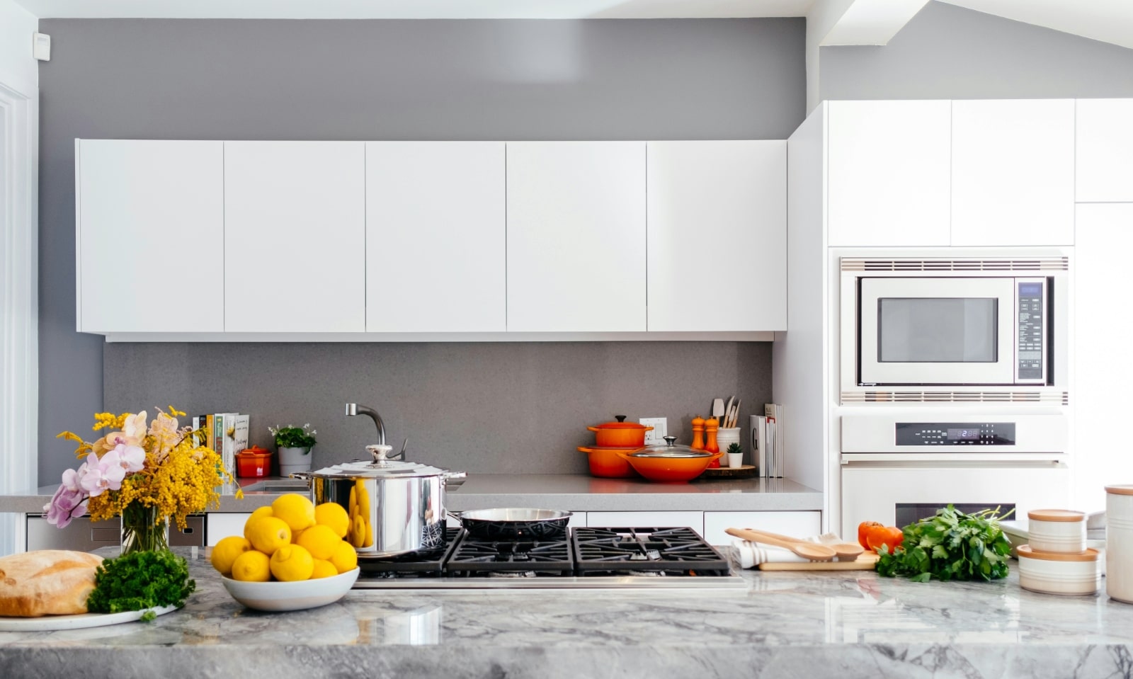 Une cuisine contemporaine présentant des appareils dernier cri, un cadeau réfléchi d'appareils électroménagers haut de gamme pour lui.