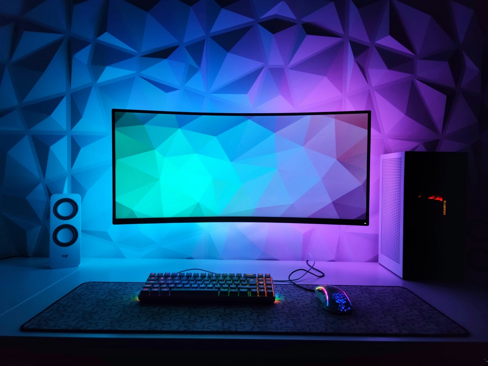 Un joueur portant un casque, assis à un bureau avec un moniteur incurvé et des accessoires de jeu, jouant à un jeu d'action dans une pièce décorée avec des lumières néon et des modèles d'avions.