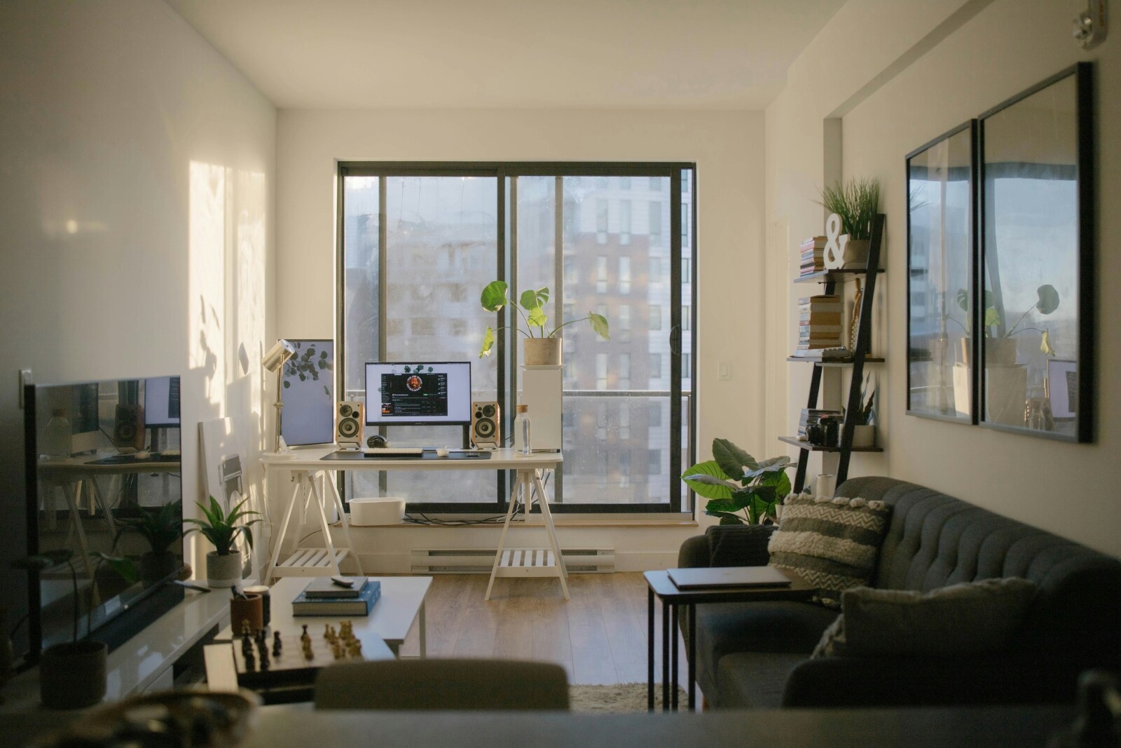 Configuration du bureau à domicile comprenant des outils essentiels tels que des meubles ergonomiques et des accessoires de bureau, complétés par des moniteurs et des écrans de haute qualité.