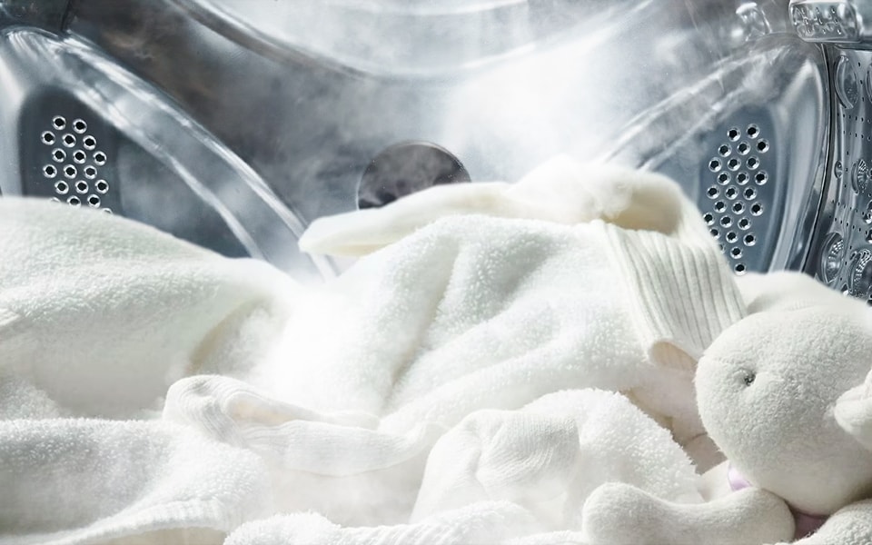 serviettes à l'intérieur de la machine à laver à vapeur
