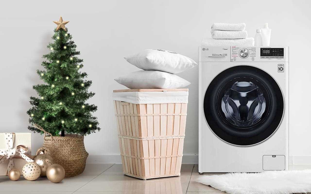 Lave-linge LG positionné à côté d’un sapin et de cadeaux | More at LG MAGAZINE