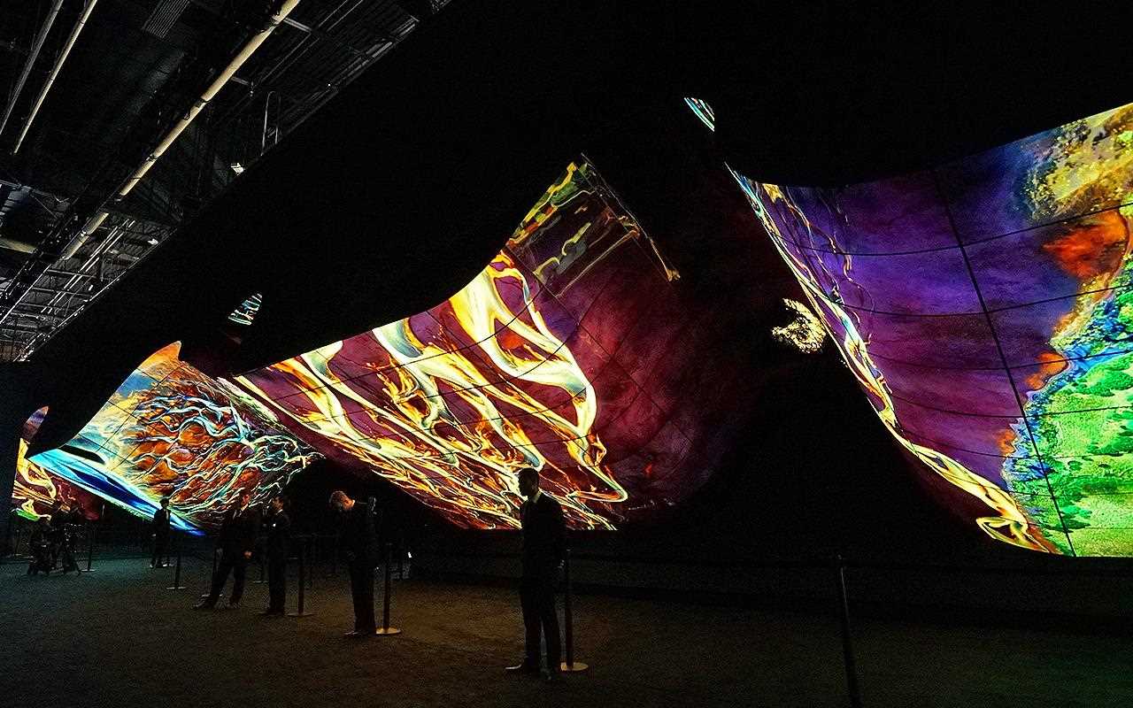 Des panneaux OLED flexibles se connectent pour afficher des scènes de nature colorées.