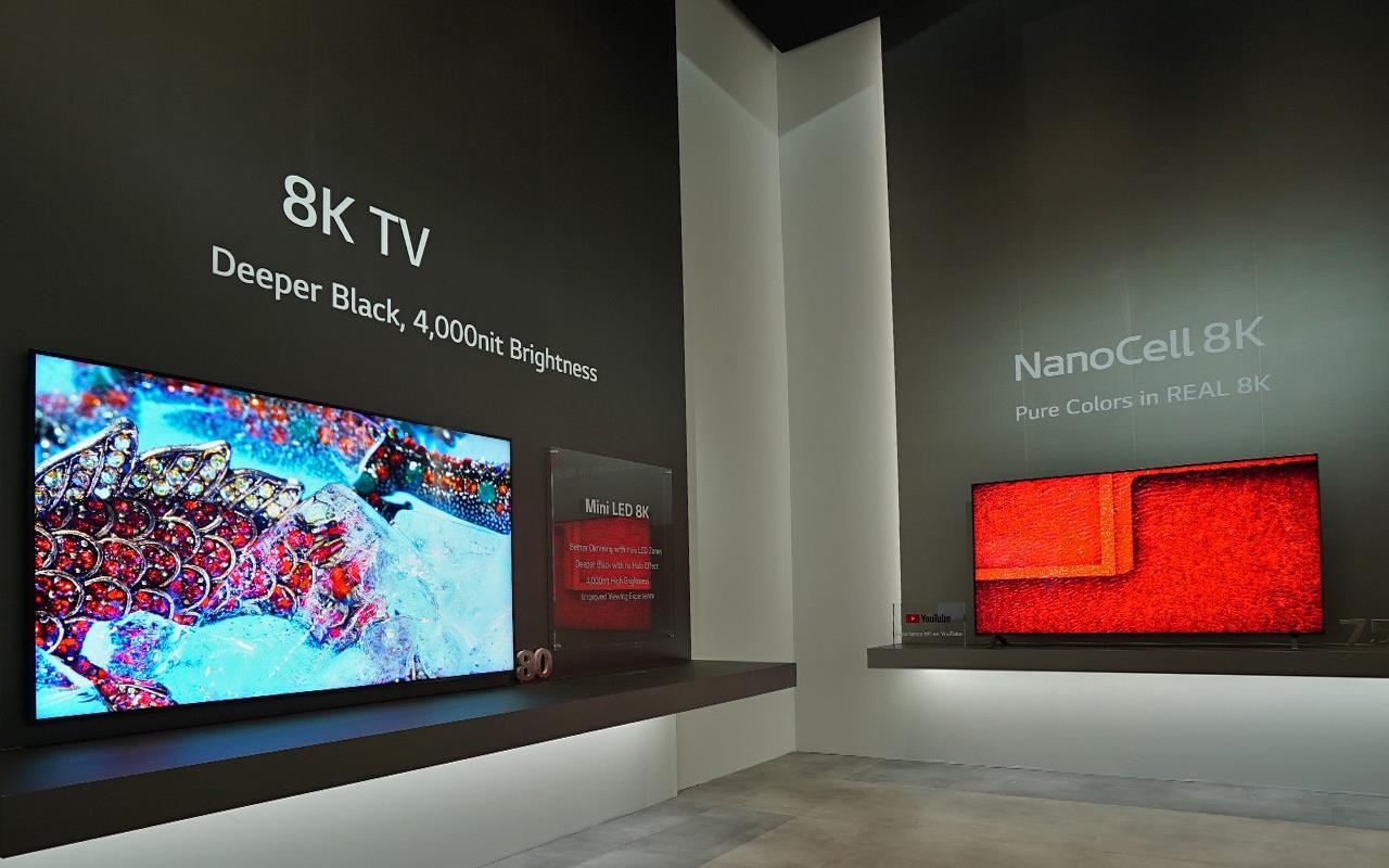 Un téléviseur OLED 8K comparé à un téléviseur NanoCell 8K.