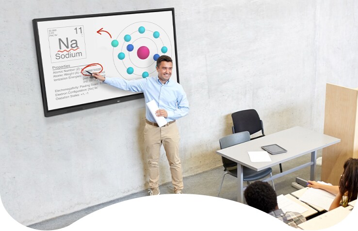 An instructor is teaching using the LG CreateBoard. Thanks to its multi-touch function, it helps engage the students more in class.