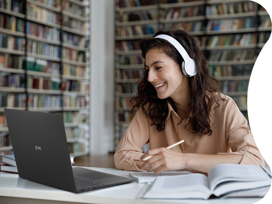 A student is using LG gram 17 which has 16:10 aspect ratio. The non-reflective screen helps maintain your focus and a bold DCI-P3 99% color gamut display adds a vivid touch to graphics.
